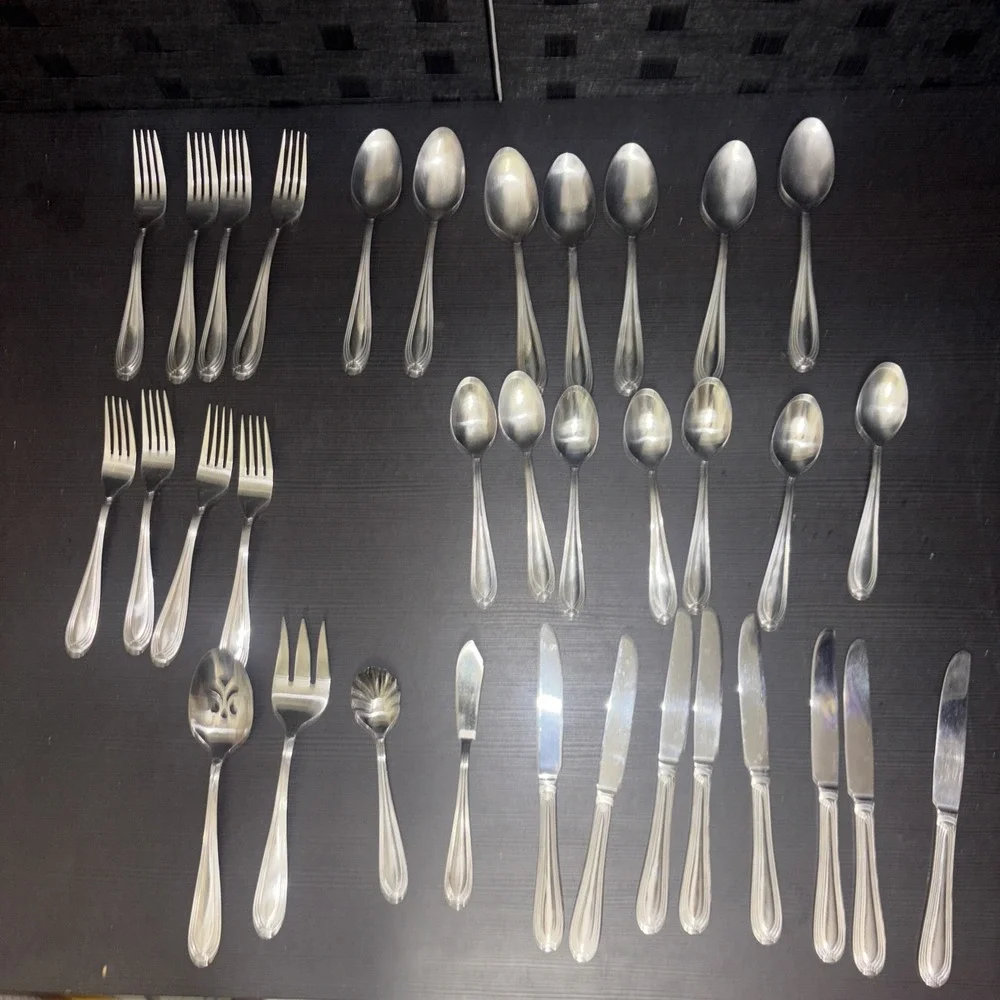 34 Piece Hampton Silversmith Stainless Steel Flat Ware Set
